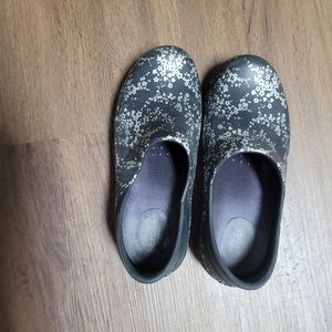 Crocs dual comfort clogs shoes, size W8,